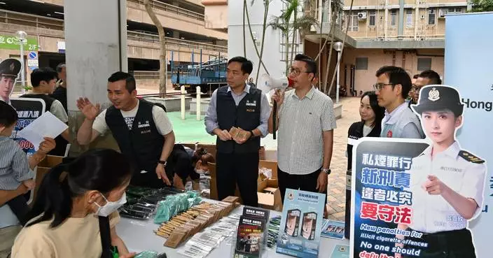 海關聯同多部門在觀塘屋邨宣傳反私煙 講解完稅標籤制度