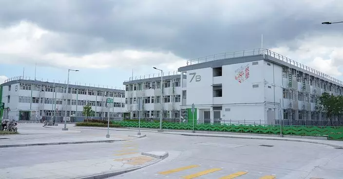 夏寶龍探訪簡約公屋居民 男住戶感開心：入住後居住環境改善