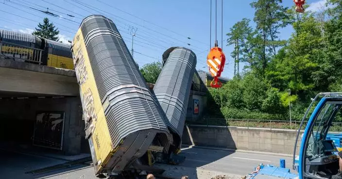德國貨運列車相撞兩車廂墜橋 一人死亡街道封閉
