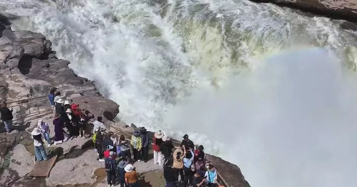 黃河壺口瀑布端午節現清澈水流 吸引大批遊客觀賞