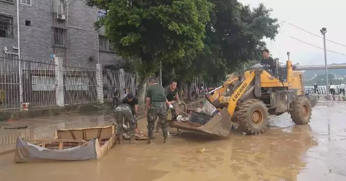 柳州洪水退卻 武警官兵協助清理善後