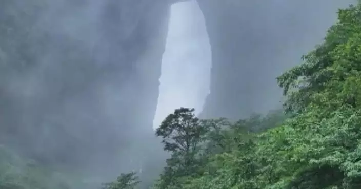 張家界天門山出現「天門吐霧」奇景