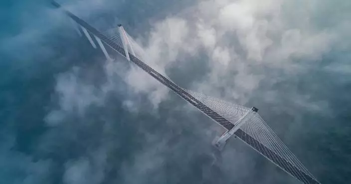 重慶霧漫江橋 高空視角看列車穿雲海
