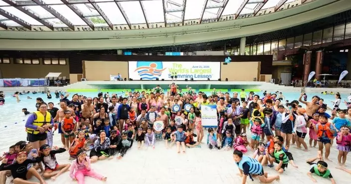 海洋公園水上樂園連續第四年舉辦「世界最大游泳課」 傳授水上安全知識