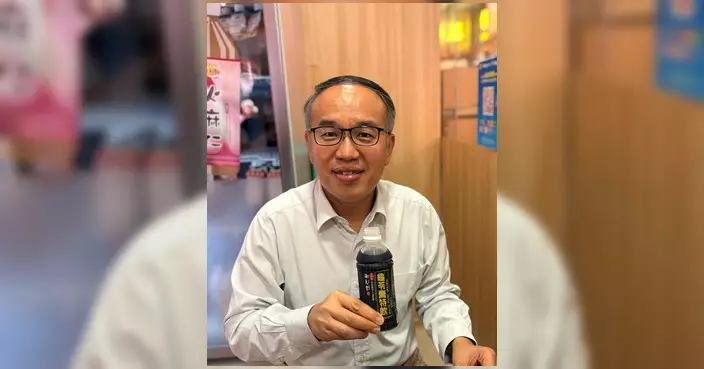 許正宇七一嘗龜苓膏飲品 以「微苦回甘」喻回歸歷程讚香港競爭力及財富管理躍居全球前列
