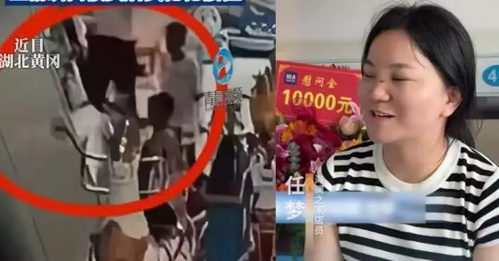 孩童貪玩攀扶手電梯被吊至半空 湖北商場女店員衝上前徒手接住骨折送院