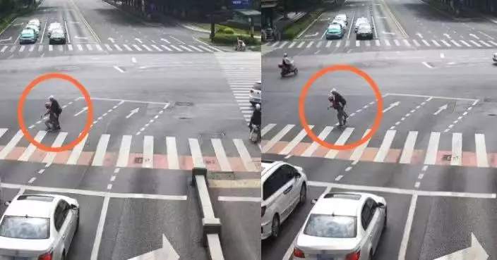 老翁拄拐杖顫顫巍巍過馬路 內地外賣員見即轉紅燈急停車折返背對方