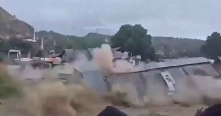 印度暴雨洪水沖刷商場地基 整幢建築如紙牌屋轟然倒塌 駭人畫面曝光！