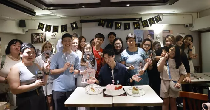 丁子朗生日應援廣告旺角鬧市全日循環播放 粉絲打造專屬生日主題咖啡店齊慶生