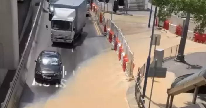 裕民坊爆食水管塘觀道人車涉水而行 水務署稱已關水掣停止湧水