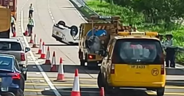 青朗公路3車相撞 私家車四輪朝天　往元朗交通擠塞