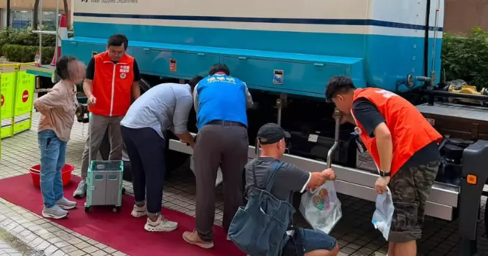 西環爆水管18大廈停水 民政處關愛隊通宵支援 凌晨全面恢復供水