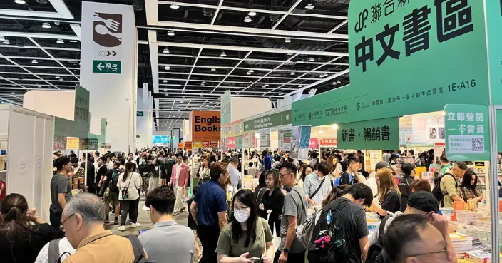書展開鑼首日人氣旺 各式攤位吸引老少讀者