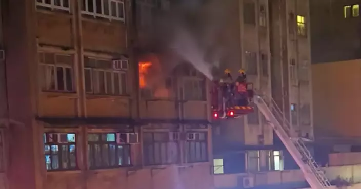 西營盤皇后大道西單位起火 消防架雲梯開喉救熄