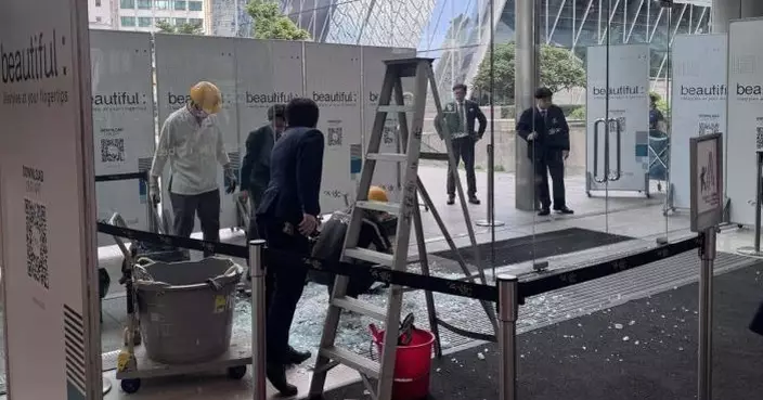 中環IFC商場玻璃門爆裂　至少1人受傷送院