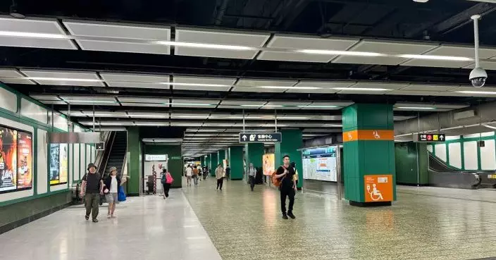 港鐵葵芳站早上局部停電約2小時　港鐵職員向受影響商舖派照明燈及風機應急