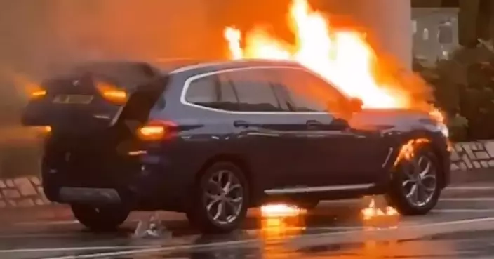 大圍美田路私家車疑起火 火光熊熊冒山大量黑煙