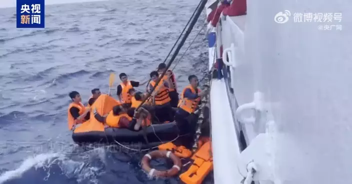 載62人越南船隻南沙永暑礁附近沉沒 中方救起45人17人仍失聯