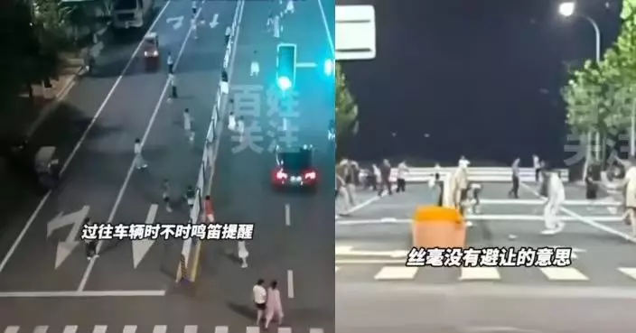 用中央護欄當球網 安徽數名家長帶孩佔馬路打羽毛球無視車輛鳴笛示警惹眾怒