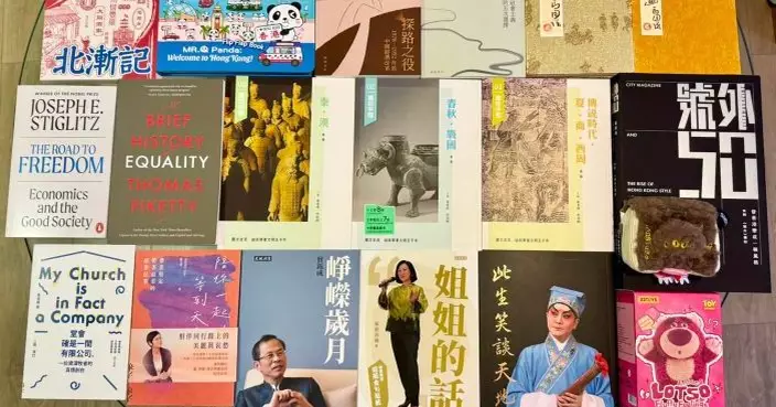 羅淑佩撐場書展曬「戰利品」 購葉劉淑儀新作《姐姐的話》