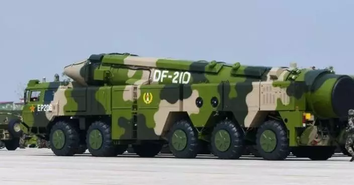 中國軍方晒東風導彈實彈片 精準命中爆出15米直徑深坑 專家：噸級威力航母都扛不住