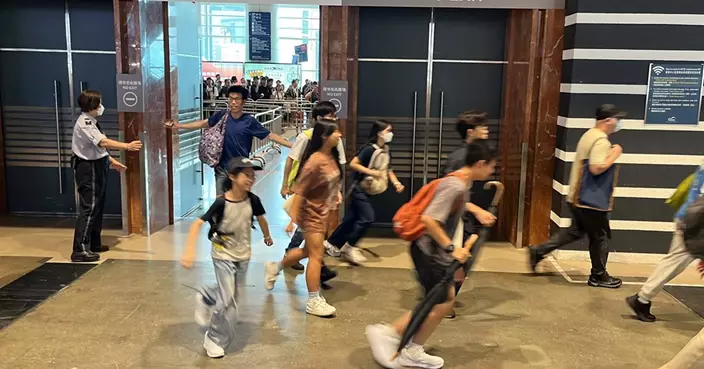 香港書展開鑼 女團成員VIP簽名隊逾百人清晨排起 首批書迷衝閘入場氣氛雀躍