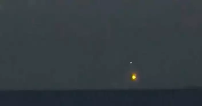 日本沖繩海域驚現神秘發光物體 光芒忽分忽合 民眾驚呼「難道是UFO？」