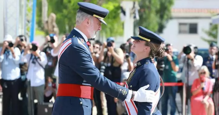 西班牙女王儲萊昂諾爾完成三年軍事訓練 獲頒空軍勳章 將攻讀政治學位