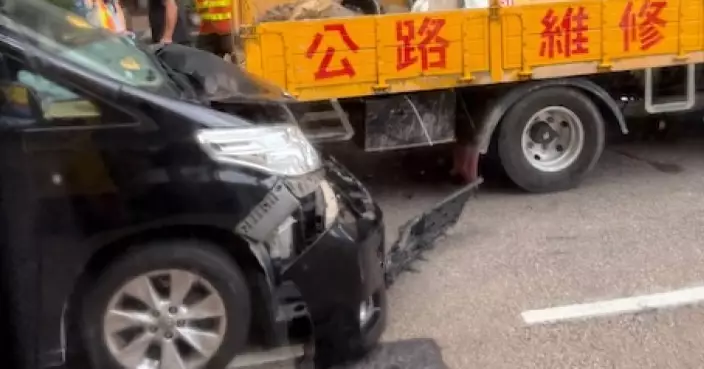 香港仔景惠花園對開發生交通意外 私家車疑被撞車頭損毀嚴重