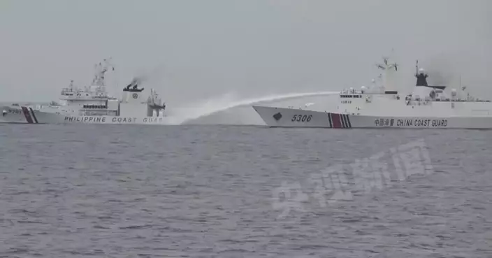 中國海警驅逐非法闖入黃岩島水域菲律賓船隻