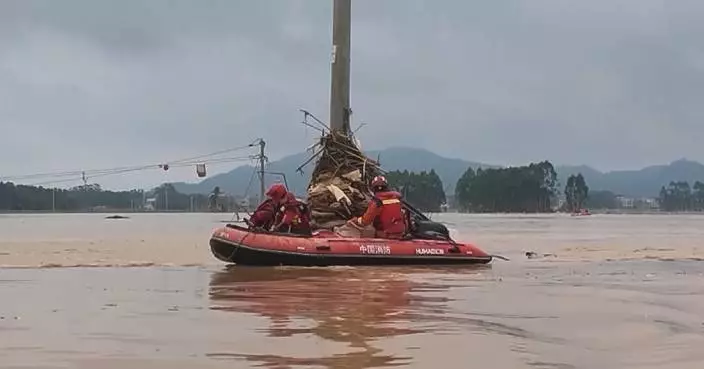 廣西消防員洪水中救出五口家