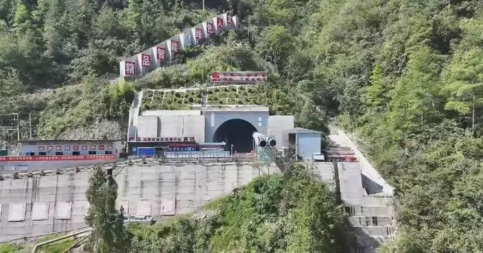 四川高鐵隧道貫通