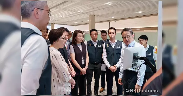 海關關長陳子達視察新皇崗口岸 體驗毫米波偵測系統