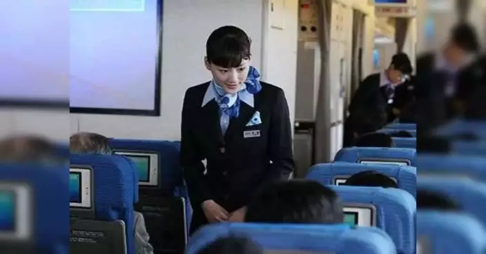 港女搭長途機被前排乘客1神器擋電視 空姐出手調解 網斥：好自私！