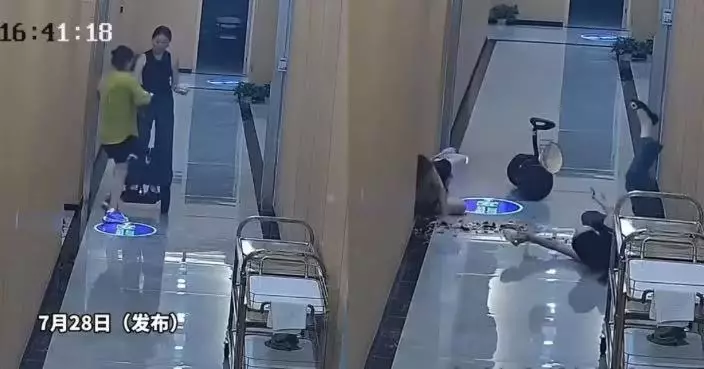 黑衣女酒店走廊踩平衡車撞途人 網傳有孕腹部受創流產遭質疑呃流量