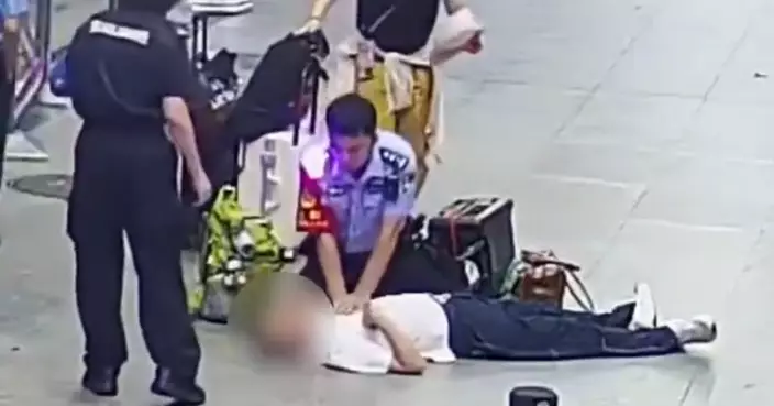 廣州北站旅客心臟驟停昏迷 民警跪地施CPR救回一命 家屬親手幫戴警帽致敬
