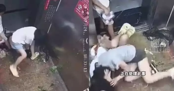 不滿阻𨋢門被催 湖北母毆打女住戶後更教唆年幼兒子施襲引公憤