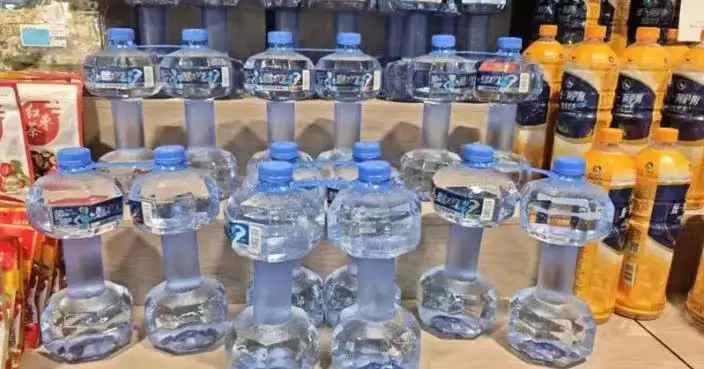 內地推啞鈴造型樽裝水 盛滿重1.5KG可邊飲邊練 網笑：補水健身兩不誤！