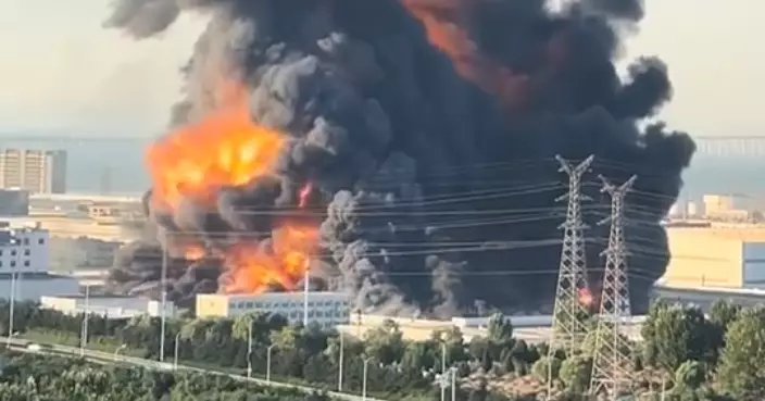 山東青島倉庫起火濃煙沖天 暫無人員傷亡報告