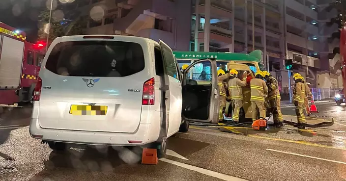 葵涌葵福路專線小巴與客貨車相撞初步6傷 小巴司機一度被困