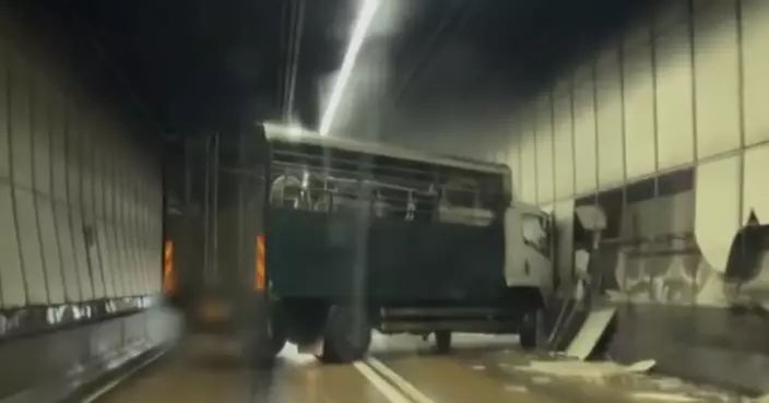 香港仔隧道貨車失控掃爛管道圍板　對面線私家車收掣不及撞小巴
