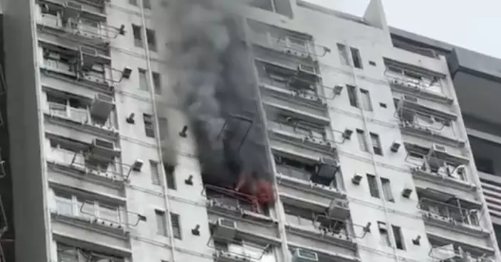 青衣長康邨康順樓一單位火警　黑煙捲半空居民疏散無人傷