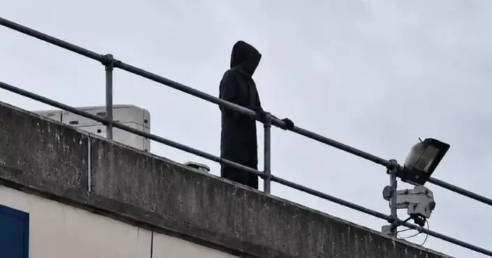 英醫院驚現「死神」？ 26歲黑衣男手持疑似鐮刀嚇親病人醫護遭捕