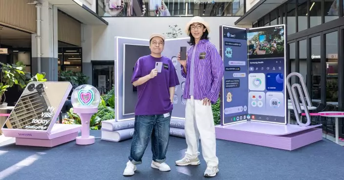 C君善用Samsung摺機multi-task「睇嘢」陸永最愛「分身」與女狂Chat