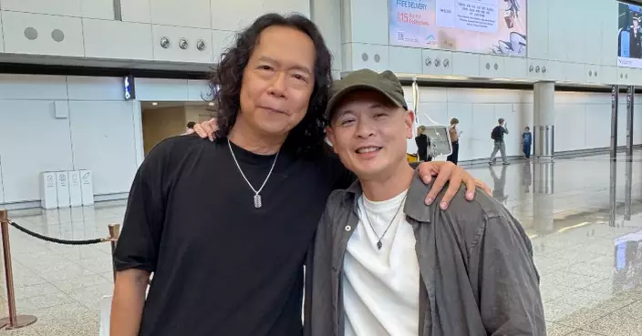 側田偶遇鄧建明即興上台Jam歌 化身小Fans送毛公仔予Joey哥留念