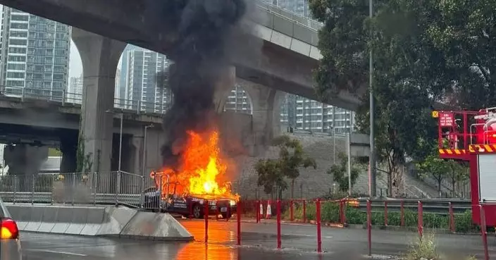 九龍灣啟福道的士起火　往觀塘部分行車線封閉