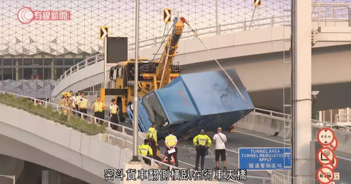 九龍繞道輕型貨車失控翻側  現場道路一度封閉現已重開