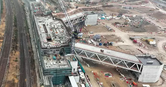 興建中港鐵東涌東站 唧車隊穿牆磚頭散落無人傷