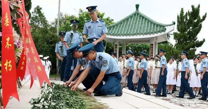 解放軍駐港部隊與各界代表　瞻仰西貢斬竹灣等抗日英烈紀念碑