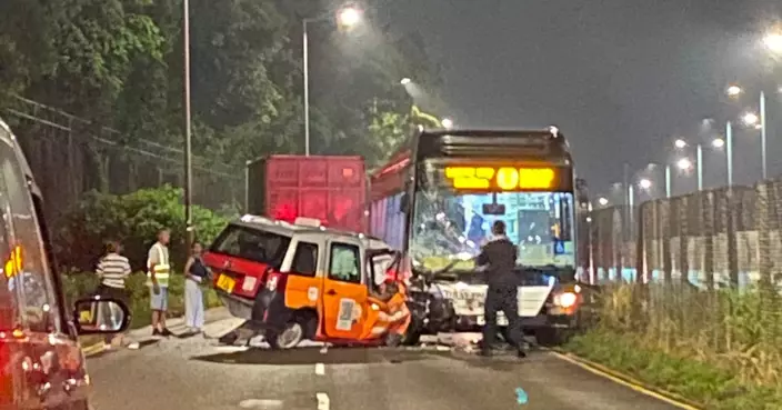 北大嶼山翔東路近欣澳巴士貨車的士3車相撞 消息指至少9人傷